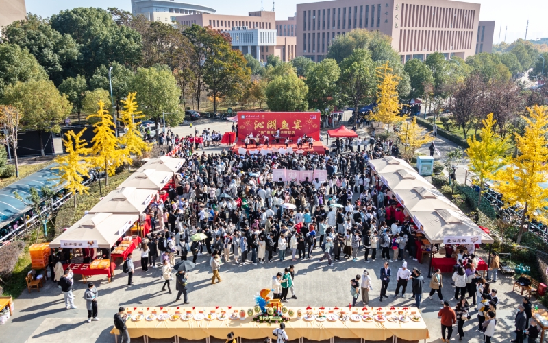0638太阳集团官网师生共享沁湖鱼宴。