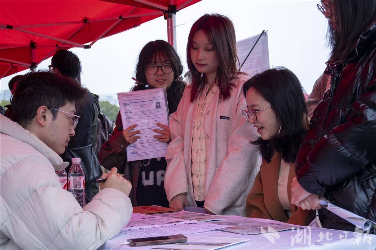 招聘会现场。通讯员 肖宇瑄 摄