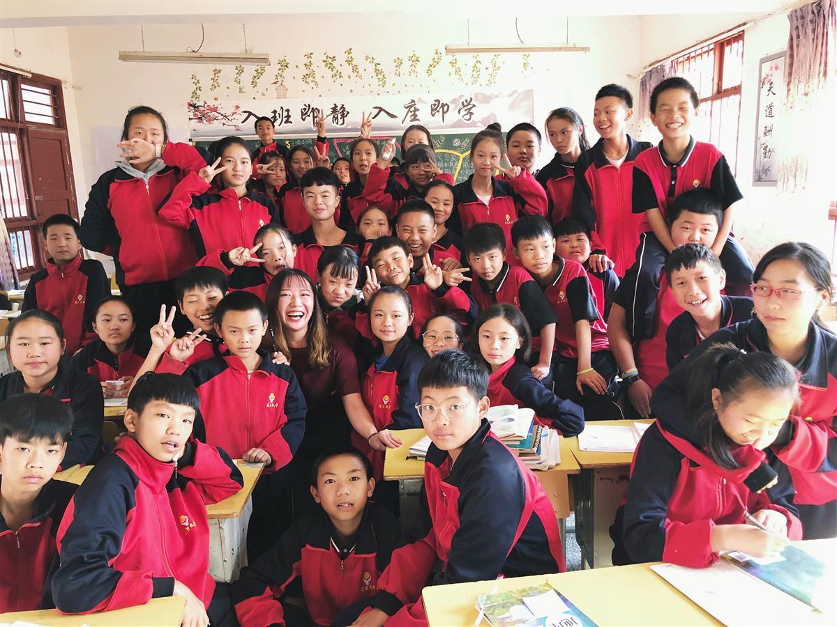 窦薇与学生合照。受访者供图.jpg