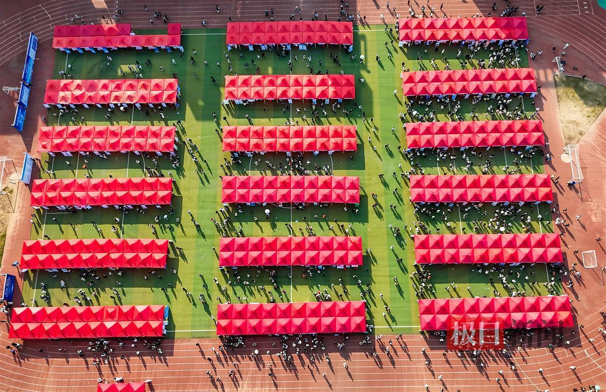 招聘现场。通讯员 李周阳 摄.jpg 招聘现场。通讯员 李周阳 摄.jpg