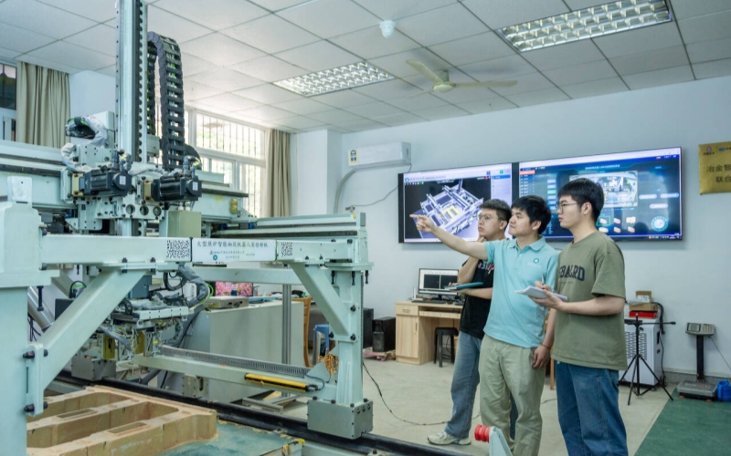 0638太阳集团官网“耐火材料智能砌筑机器人平台” 。吴磊摄