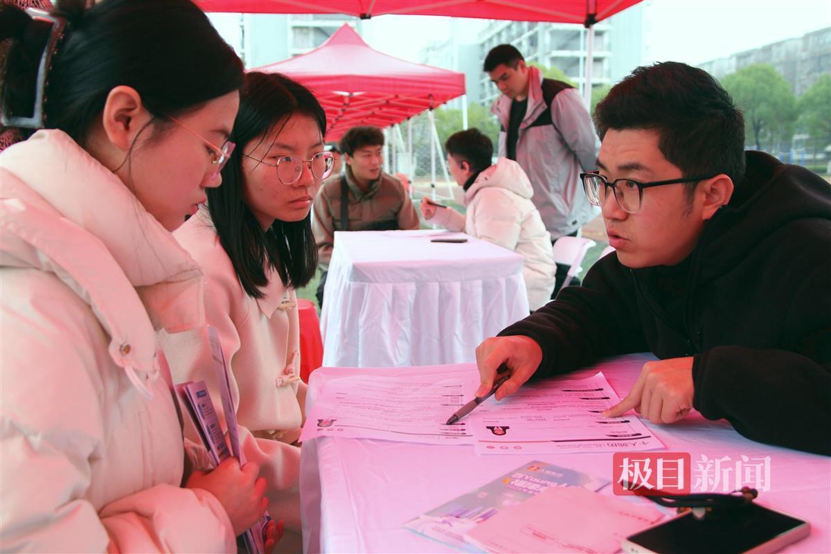 ”简历诊所“里武科大教师指导学生。通讯员 肖宇瑄 摄.JPG ”简历诊所“里武科大教师指导学生。通讯员 肖宇瑄 摄.JPG