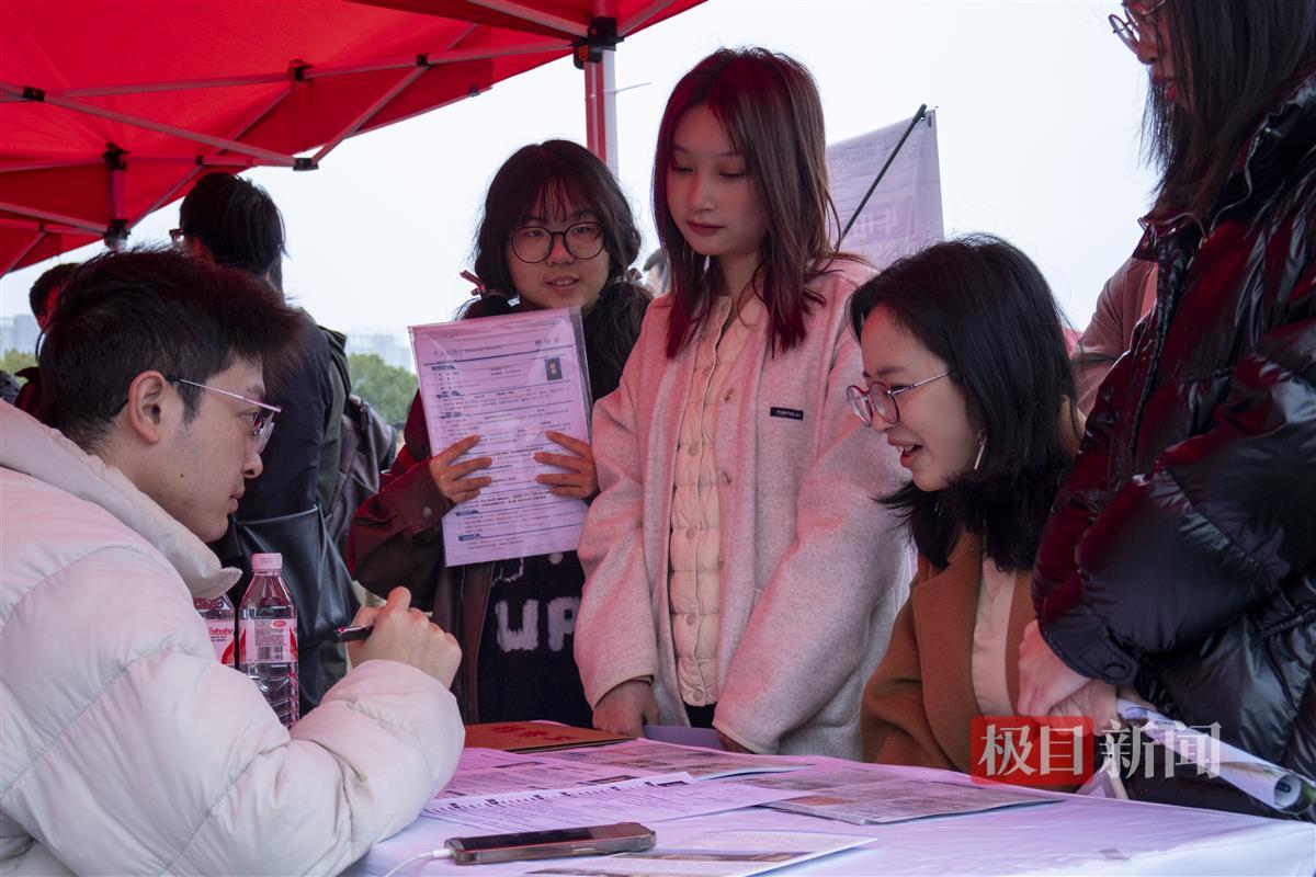 投递简历。通讯员 唐治海 摄.jpg 投递简历。通讯员 唐治海 摄.jpg