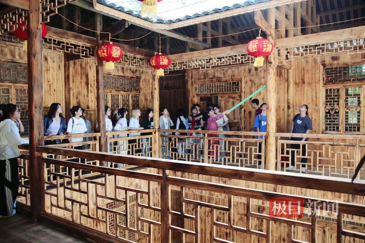 学生们在古建学习。学校供图.jpg