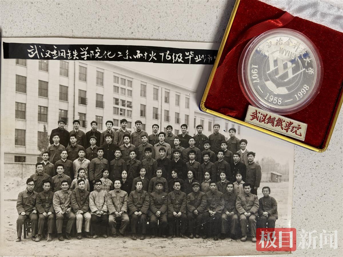 邓庭富（最后一排左6）的毕业照。学校供图.jpg