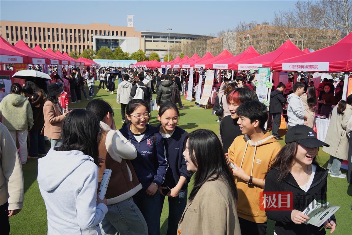 同学们热情讨论。通讯员 孙正恒 摄.JPG 同学们热情讨论。通讯员 孙正恒 摄.JPG